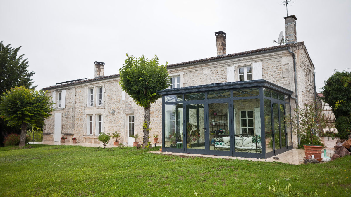 Véranda traditionnelle sur maison ancienne