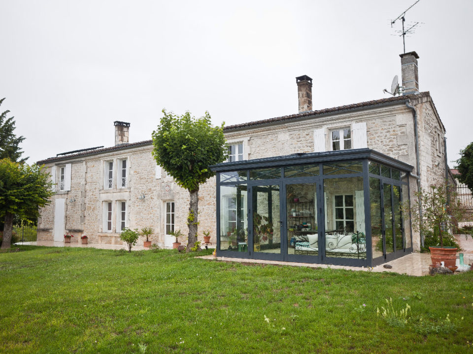 Véranda traditionnelle sur maison ancienne